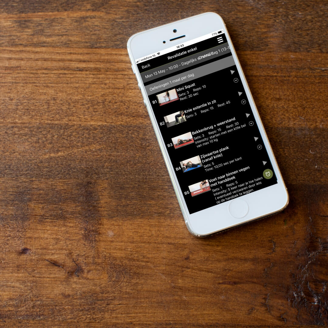 Foto B & P app op hout